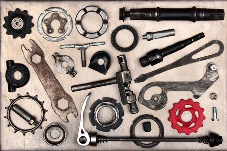 汽车修理工自行车维修服务标志设计与链式和自行车工具轮廓隔离在白色